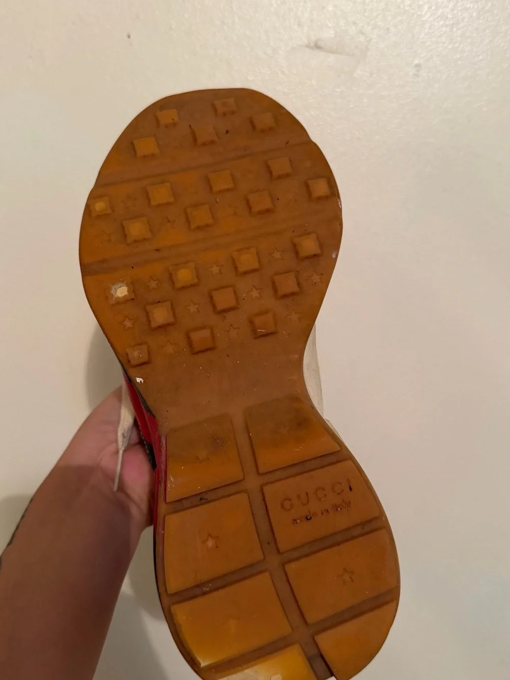 Gucci Off-White Leather Low-Top Sneakers - Fits like a size 8 it’s size 6 1/2